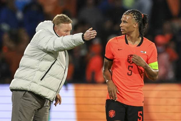 Fußball, Testspiel, Niederlande - Algerien #5 ROTTERDAM , 03-06-2026 , Stadium Feijenoord de Kuip , season 2025 2026 , FIFA International football , friendly match between The Netherlands and Algeria , picture shows Netherlands trainer coach Ronald Koeman and Netherlands player Nathan Ake Netherlands - Algeria (friendly)  x204135585x Copyright: