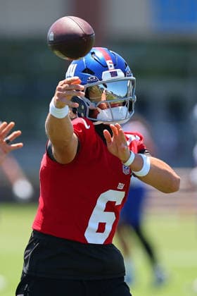 EAST RUTHERFORD, NJ- JUNE 03: Jaxson Dart 6 of the New York Giants throws during OTA Practice on June 3, 2026 at Quest Diagnostic Center in East Rutherford, New Jersey. (Photo by Rich Graessle Icon Sportswire) NFL, American Football Herren, USA JUN 03 New York Giants OTA EDITORIAL USE ONLY Icon26060326499