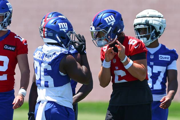 EAST RUTHERFORD, NJ- JUNE 03: Jaxson Dart 6 of the New York Giants and Devin Singletary 26 during OTA Practice on June 3, 2026 at Quest Diagnostic Center in East Rutherford, New Jersey. (Photo by Rich Graessle Icon Sportswire) NFL, American Football Herren, USA JUN 03 New York Giants OTA EDITORIAL USE ONLY Icon26060326521