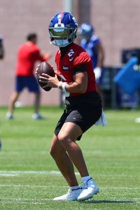 EAST RUTHERFORD, NJ- JUNE 03: Jaxson Dart 6 of the New York Giants passes during OTA Practice on June 3, 2026 at Quest Diagnostic Center in East Rutherford, New Jersey. (Photo by Rich Graessle Icon Sportswire) NFL, American Football Herren, USA JUN 03 New York Giants OTA EDITORIAL USE ONLY Icon26060326531