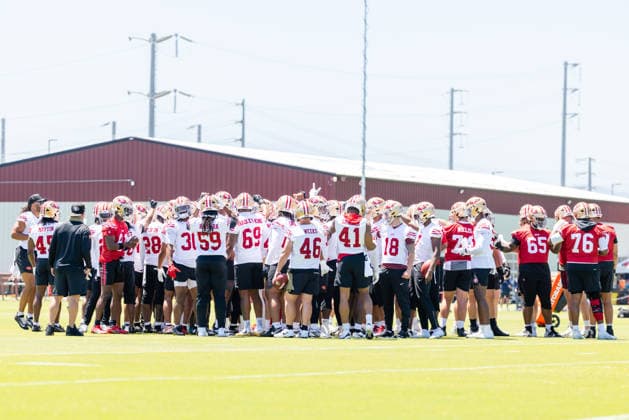 SANTA CLARA, CA - JUNE 03: The San Francisco 49ers huddle during a team OTA practice at SAP Performance Facility on June 3, 2026 in Santa Clara, CA. (Photo by Matthew Huang Icon Sportswire) NFL, American Football Herren, USA JUN 03 San Francisco 49ers OTA EDITORIAL USE ONLY Icon260603011