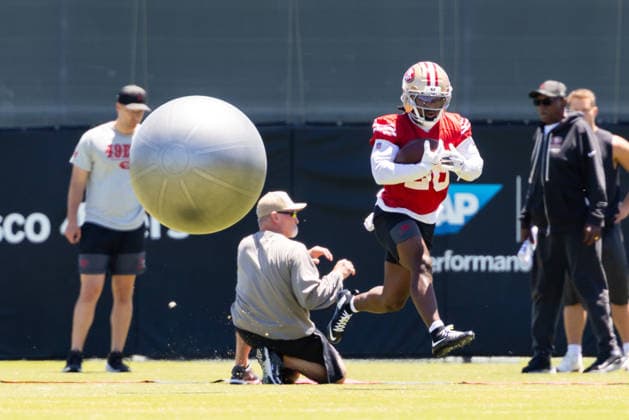 SANTA CLARA, CA - JUNE 03: Kaelon Black 26 of the San Francisco 49ers does a drill during a team OTA practice at SAP Performance Facility on June 3, 2026 in Santa Clara, CA. (Photo by Matthew Huang Icon Sportswire) NFL, American Football Herren, USA JUN 03 San Francisco 49ers OTA EDITORIAL USE ONLY Icon260603026