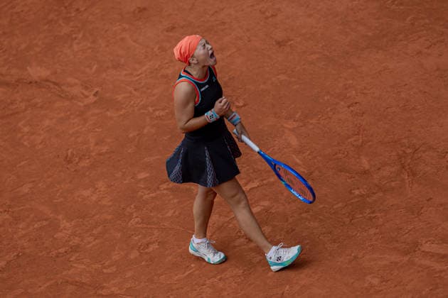 2026 French Open - Day Eleven Diana Shnaider reacts after defeating Aryna Sabalenka at the Roland Garros Grand Slam Tournament on June 3, 2026, in Paris, France. Paris France  Copyright: xRobertxSzaniszlox originalFilename:szaniszlo-notitle260603_npaHN.jpg