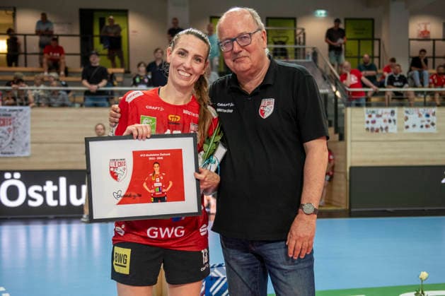 Handball Bundesliga Women,HBF, Season 2025 2026 Relegation SV Union Halle Neustadt vs Spreefüchse Berlin Halle, Germany 03 June 2026 In the picture from left Madeleine Östlund Oestlund Halle and club president Bodo Meerheim Halle Saale SWH Arena Sachsen Anhalt Germany