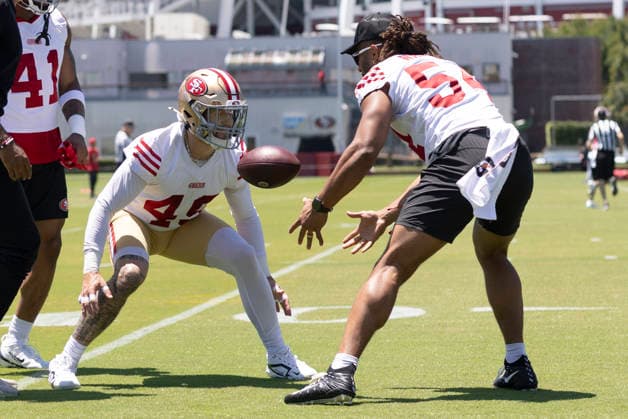 NFL, American Football Herren, USA San Francisco 49ers - Practice June 3, 2026; Santa Clara, California, USA; San Francisco 49ers linebacker Nick Martin (45) and San Francisco 49ers linebacker Fred Warner (54) at the SAP Performance Center adjacent to Levi™s Stadium. Mandatory Credit: Stan Szeto-Imagn Images Santa Clara California USA EDITORIAL USE ONLY Copyright: xStanxSzetox StanxSzetox iosphotos411529
