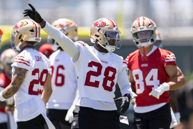 NFL, American Football Herren, USA San Francisco 49ers - Practice June 3, 2026; Santa Clara, California, USA; San Francisco 49ers cornerback Darrell Luter Jr. (28) signals during practice at the SAP Performance Center adjacent to Levi™s Stadium. Mandatory Credit: Stan Szeto-Imagn Images Santa Clara California USA EDITORIAL USE ONLY Copyright: xStanxSzetox StanxSzetox iosphotos411536