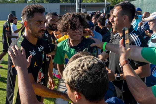 Danilo da Silva of the Brazilian national team, Nationalteam gives autographs at a training session in Columbia Park, New Jersey, United States, 03 June 2026. Brazil s training in the United States ahead of the 2026 FIFA World Cup, WM, Weltmeisterschaft, Fussball !ACHTUNG: NUR REDAKTIONELLE NUTZUNG!  Copyright: xAngelxColmenaresx AME8196 20260603-55020491291_1
