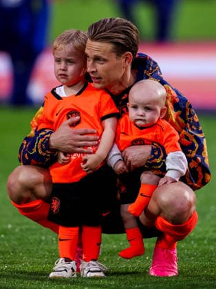 ROTTERDAM, NETHERLANDS - JUNE 3: Frenkie de Jong of the Netherlands and his sons Miles de Jong and Mason de Jong prior to the International Friendly, Länderspiel, Nationalmannschaft match between Netherlands and Algeria at Stadion Feijenoord on June 3, 2026 in Rotterdam, Netherlands.  Copyright: xRenexNijhuis MBxMediax