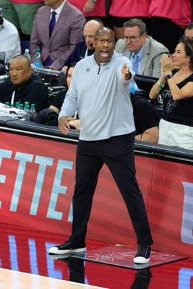 NBA, Basketball Herren, USA Finals Game 1 - New York Knicks at San Antonio Spurs New York Knicks head coach Mike Brown gives instructions to his players during Game 1 of the NBA Finals between the New York Knicks and the San Antonio Spurs in San Antonio, Texas, USA, 03 June 2026. SAN ANTONIO United States  Copyright: xADAMxDAVISx
