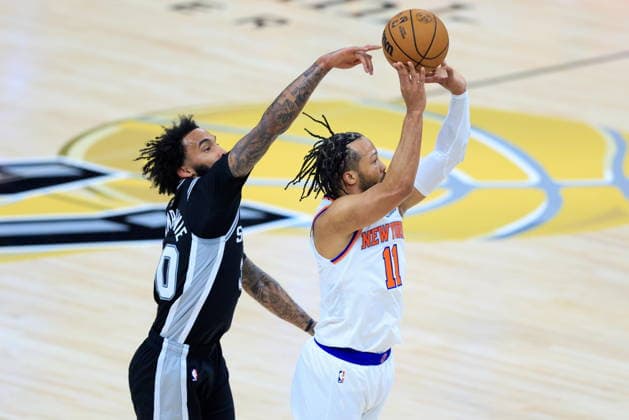 NBA, Basketball Herren, USA Finals Game 1 - New York Knicks at San Antonio Spurs New York Knicks guard Jalen Brunson (R) makes a shot past San Antonio Spurs forward Julian Champagnie (L) during Game 1 of the NBA Finals between the New York Knicks and the San Antonio Spurs in San Antonio, Texas, USA, 03 June 2026. SAN ANTONIO United States  Copyright: xADAMxDAVISx
