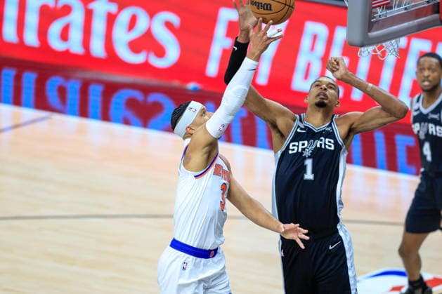 NBA, Basketball Herren, USA Finals Game 1 - New York Knicks at San Antonio Spurs San Antonio Spurs forward Victor Wembanyama (R) blocks a shot by New York Knicks guard Josh Hart (L) during Game 1 of the NBA Finals between the New York Knicks and the San Antonio Spurs in San Antonio, Texas, USA, 03 June 2026. SAN ANTONIO United States  Copyright: xADAMxDAVISx