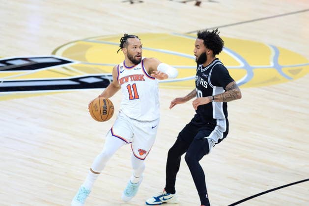 NBA, Basketball Herren, USA Finals Game 1 - New York Knicks at San Antonio Spurs New York Knicks guard Jalen Brunson (L) dribbles past San Antonio Spurs forward Julian Champagnie (R) during Game 1 of the NBA Finals between the New York Knicks and the San Antonio Spurs in San Antonio, Texas, USA, 03 June 2026. SAN ANTONIO United States  Copyright: xADAMxDAVISx