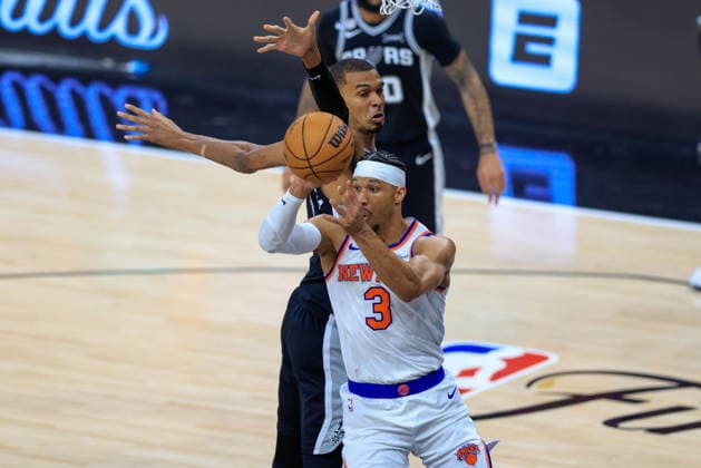 NBA, Basketball Herren, USA Finals Game 1 - New York Knicks at San Antonio Spurs San Antonio Spurs forward Victor Wembanyama (L) deflects a pass by New York Knicks guard Josh Hart (R) during Game 1 of the NBA Finals between the New York Knicks and the San Antonio Spurs in San Antonio, Texas, USA, 03 June 2026. SAN ANTONIO United States  Copyright: xADAMxDAVISx
