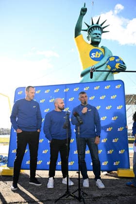 SPORTSBET WORLD CUP CAMPAIGN LAUNCH, Former Scocceroos Mark Schwarzer and John Aloisi with mixed martial arts fighter Alexander Volkanovski (centre) during a Sportsbet promotional event ahead of the FIFA 2026 World Cup, at Cockatoo Island in Sydney, Thursday, June 4, 2026. (AAP Image) NO ARCHIVING NO ARCHIVING SYDNEY NEW SOUTH WALES AUSTRALIA  Copyright: xAAPxIMAGEx 20260604172598732541