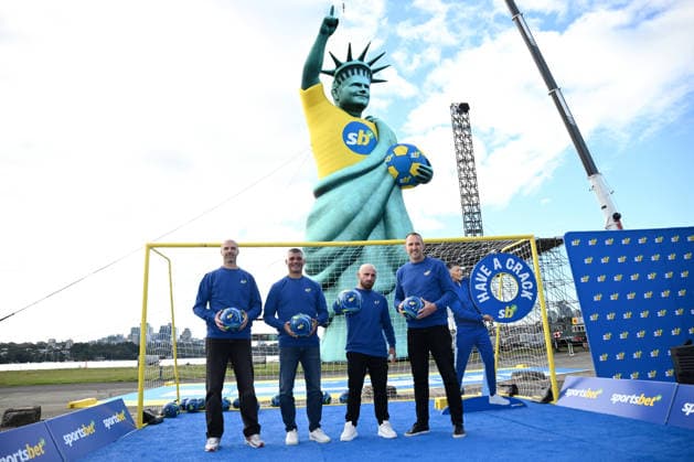 Sport Bilder des Tages SPORTSBET WORLD CUP CAMPAIGN LAUNCH, Former Scocceroos Ante Covic, John Aloisi and Mark Schwarzer (right) with mixed martial arts fighter Alexander Volkanovski (second right) during a Sportsbet promotional event ahead of the FIFA 2026 World Cup, at Cockatoo Island in Sydney, Thursday, June 4, 2026. (AAP Image) NO ARCHIVING NO ARCHIVING SYDNEY NEW SOUTH WALES AUSTRALIA  Copyright: xAAPxIMAGEx 20260604180141494408