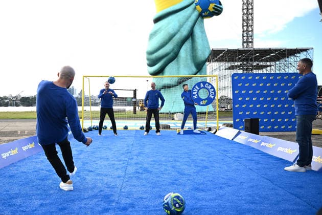 SPORTSBET WORLD CUP CAMPAIGN LAUNCH, Former Scocceroos Mark Schwarzer and Ante Covic in goal as mixed martial arts fighter Alexander Volkanovski kicks and John Aloisi watches on during a Sportsbet promotional event ahead of the FIFA 2026 World Cup, at Cockatoo Island in Sydney, Thursday, June 4, 2026. (AAP Image) NO ARCHIVING NO ARCHIVING SYDNEY NEW SOUTH WALES AUSTRALIA  Copyright: xAAPxIMAGEx 20260604192178533171
