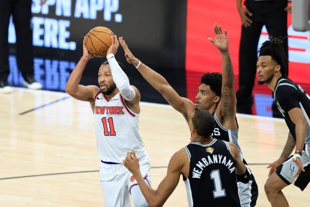 NBA, Basketball Herren, USA Finals Game 1 - New York Knicks at San Antonio Spurs New York Knicks guard Jalen Brunson (L) makes a pass past San Antonio Spurs guard Dylan Harper (R) and San Antonio Spurs forward Victor Wembanyama (L) during Game 1 of the NBA Finals between the New York Knicks and the San Antonio Spurs in San Antonio, Texas, USA, 03 June 2026. SAN ANTONIO United States  Copyright: xADAMxDAVISx