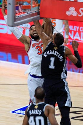 NBA, Basketball Herren, USA Finals Game 1 - New York Knicks at San Antonio Spurs New York Knicks center Karl-Anthony Towns (L) goes up for a shot past San Antonio Spurs forward Victor Wembanyama (R) during Game 1 of the NBA Finals between the New York Knicks and the San Antonio Spurs in San Antonio, Texas, USA, 03 June 2026. SAN ANTONIO United States  Copyright: xADAMxDAVISx