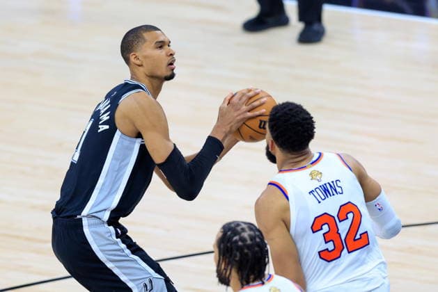 NBA, Basketball Herren, USA Finals Game 1 - New York Knicks at San Antonio Spurs San Antonio Spurs forward Victor Wembanyama (L) takes a shot over New York Knicks center Karl-Anthony Towns (R) during Game 1 of the NBA Finals between the New York Knicks and the San Antonio Spurs in San Antonio, Texas, USA, 03 June 2026. SAN ANTONIO United States  Copyright: xADAMxDAVISx