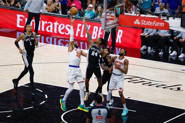 NBA, Basketball Herren, USA Finals Game 1 - New York Knicks at San Antonio Spurs epaselect New York Knicks center Karl-Anthony Towns (2-L) makes a shot over San Antonio Spurs guard Devin Vassell (C) during Game 1 of the NBA Finals between the New York Knicks and the San Antonio Spurs in San Antonio, Texas, USA, 03 June 2026. SAN ANTONIO United States  Copyright: xADAMxDAVISx