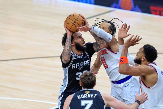 NBA, Basketball Herren, USA Finals Game 1 - New York Knicks at San Antonio Spurs New York Knicks guard Jalen Brunson (2-R) blocks a shot by San Antonio Spurs forward Julian Champagnie (L) during Game 1 of the NBA Finals between the New York Knicks and the San Antonio Spurs in San Antonio, Texas, USA, 03 June 2026. SAN ANTONIO United States  Copyright: xADAMxDAVISx