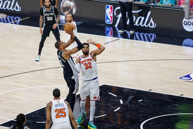 NBA, Basketball Herren, USA Finals Game 1 - New York Knicks at San Antonio Spurs San Antonio Spurs forward Victor Wembanyama (L) takes a shot over New York Knicks center Karl-Anthony Towns (R) during Game 1 of the NBA Finals between the New York Knicks and the San Antonio Spurs in San Antonio, Texas, USA, 03 June 2026. SAN ANTONIO United States  Copyright: xADAMxDAVISx