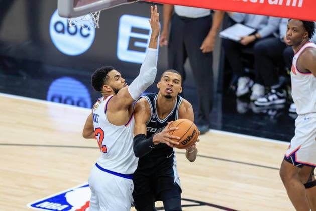 NBA, Basketball Herren, USA Finals Game 1 - New York Knicks at San Antonio Spurs San Antonio Spurs forward Victor Wembanyama (C) takes a shot over New York Knicks center Karl-Anthony Towns (L) during Game 1 of the NBA Finals between the New York Knicks and the San Antonio Spurs in San Antonio, Texas, USA, 03 June 2026. SAN ANTONIO United States  Copyright: xADAMxDAVISx