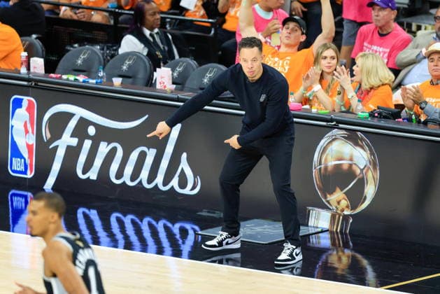 NBA, Basketball Herren, USA Finals Game 1 - New York Knicks at San Antonio Spurs San Antonio Spurs head coach Mitch Johnson gives instructions during Game 1 of the NBA Finals between the New York Knicks and the San Antonio Spurs in San Antonio, Texas, USA, 03 June 2026. SAN ANTONIO United States  Copyright: xADAMxDAVISx