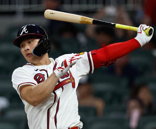 Shortstop Ha-Seong Kim 7 of the Atlanta Braves flies out in the eighth inning against the Toronto Blue Jays at Truist Park on Wednesday, June 3, 2026 in Atlanta, Georgia.  ATL20260603210 MikexZarrilli