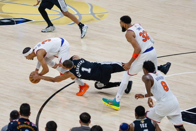 NBA, Basketball Herren, USA Finals Game 1 - New York Knicks at San Antonio Spurs San Antonio Spurs forward Victor Wembanyama (2-L) and New York Knicks guard Josh Hart (L) dive for the ball during Game 1 of the NBA Finals between the New York Knicks and the San Antonio Spurs in San Antonio, Texas, USA, 03 June 2026. SAN ANTONIO United States  Copyright: xADAMxDAVISx