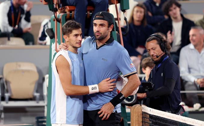 Roland-Garros: Matteo Berrettini retires in the quarter-finals; Matteo Arnaldi (7 5, 5 2, ret.) advances to the semi-finals. Roland-Garros : Matteo Berrettini abandonne en quart de finale, Matteo Arnaldi (7-5, 5-2, ab.) passe en demi-finaleS. Paris,le 3 Juin 2026 Roland-Garros: Matteo Berrettini retires in the quarter-finals; Matteo Arnaldi (7 5, 5 2, ret.) advances to the semi-finals. Paris,June 03 th 2026  Copyright: xDavidxKerx