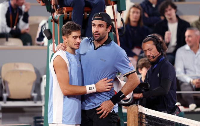 Roland-Garros: Matteo Berrettini retires in the quarter-finals; Matteo Arnaldi (7 5, 5 2, ret.) advances to the semi-finals. Roland-Garros : Matteo Berrettini abandonne en quart de finale, Matteo Arnaldi (7-5, 5-2, ab.) passe en demi-finaleS. Paris,le 3 Juin 2026 Roland-Garros: Matteo Berrettini retires in the quarter-finals; Matteo Arnaldi (7 5, 5 2, ret.) advances to the semi-finals. Paris,June 03 th 2026  Copyright: xDavidxKerx