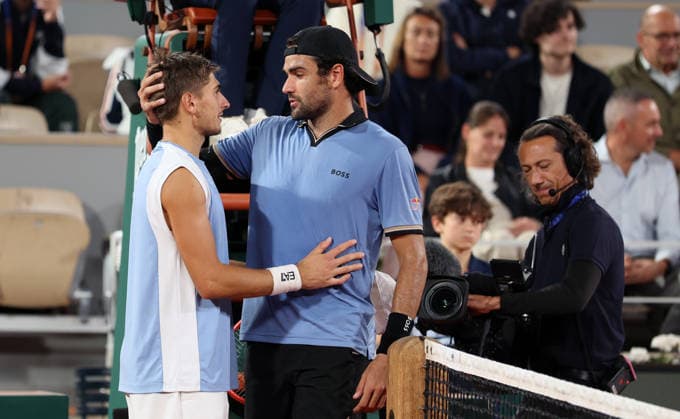 Roland-Garros: Matteo Berrettini retires in the quarter-finals; Matteo Arnaldi (7 5, 5 2, ret.) advances to the semi-finals. Roland-Garros : Matteo Berrettini abandonne en quart de finale, Matteo Arnaldi (7-5, 5-2, ab.) passe en demi-finaleS. Paris,le 3 Juin 2026 Roland-Garros: Matteo Berrettini retires in the quarter-finals; Matteo Arnaldi (7 5, 5 2, ret.) advances to the semi-finals. Paris,June 03 th 2026  Copyright: xDavidxKerx