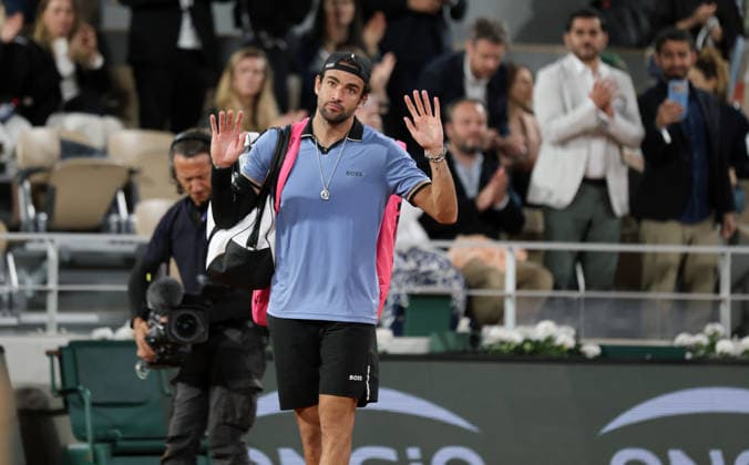 Roland-Garros: Matteo Berrettini retires in the quarter-finals; Matteo Arnaldi (7 5, 5 2, ret.) advances to the semi-finals. Roland-Garros : Matteo Berrettini abandonne en quart de finale, Matteo Arnaldi (7-5, 5-2, ab.) passe en demi-finaleS. Paris,le 3 Juin 2026 Roland-Garros: Matteo Berrettini retires in the quarter-finals; Matteo Arnaldi (7 5, 5 2, ret.) advances to the semi-finals. Paris,June 03 th 2026  Copyright: xDavidxKerx