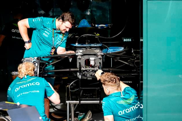 MONACO Mechanics at work on the car of Formula 1 driver Fernando Alonso or Aston Martin Aramco Formula 1 Team during the Formula 1 Monaco Grand Prix on the Monaco Street Circuit on June 4, 2026 in Monaco, Monaco Photo by DeFodi Images