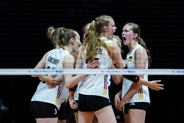 2026 Women s Volleyball Nations League - Day1 Team Germany celebrates after scoring a point during the 2026 Women s Volleyball Nations League match between Germany and Canada at Videotron Centre on June 3, 2026, in Quebec City, Canada. Quebec City Quebec Canada  Copyright: xYuanxTianx originalFilename:tian-2026wome260603_npqES.jpg