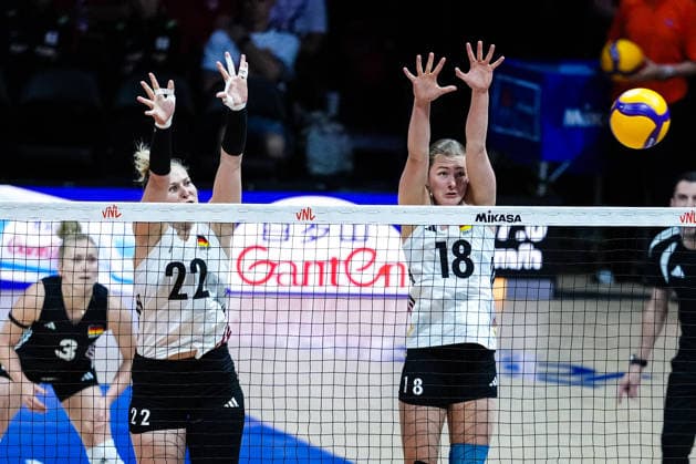2026 Women s Volleyball Nations League - Day1 Monique Strubbe of Germany and Leana Grozer of Germany compete during the 2026 Women s Volleyball Nations League match between Germany and Canada at Videotron Centre in Quebec City, Canada, on June 3, 2026. Quebec City Quebec Canada  Copyright: xYuanxTianx originalFilename:tian-2026wome260603_np2yJ.jpg