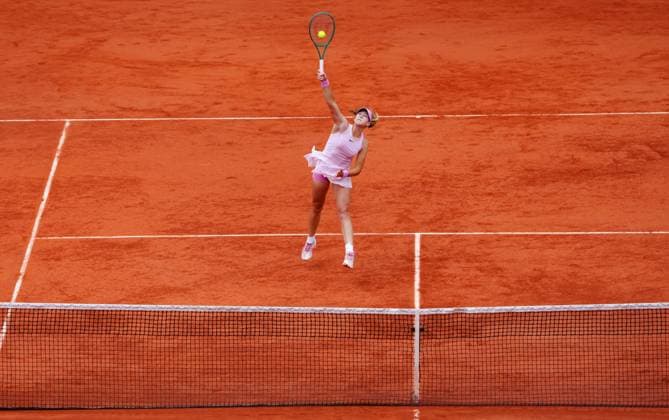 Sport Bilder des Tages Mirra Andreeva with an overhead smash to race into a 3-0 first set lead French Open Tennis, Day Twelve, Tennis, Roland Garros, Paris, France - 04 Jun 2026Paris Roland Garros France EDITORIAL USE ONLY No use with unauthorised audio, video, data, fixture lists, club league logos or live services. Online in-match use limited to 120 images, no video emulation. No use in betting, games or single club league player publications.  Copyright: xJavierxGarcia Shutterstockx 16906558j