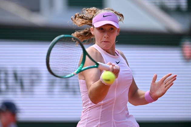 Sport Bilder des Tages 2026 French Open (Roland-Garros) - Day 12 PARIS, FRANCE - JUNE 4: Mirra Andreyeva in action against Marta Kostyuk (not seen) of Ukraine during women s Singles semi-final match of the 2026 French Open at Philippe-Chatrier Court in Paris, France on June 04, 2026. Mustafa Yalcin Anadolu Paris France. Editorial use only. Please get in touch for any other usage.  Copyright: x2026xAnadoluxMustafaxYalcinx