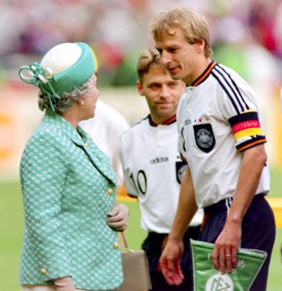 960630 Football, UEFA EURO, EM, Europameisterschaft,Fussball 1996 (England), Final, Germany - Czech Republic 2-1 (AET): Queen Elizabeth of Great Britain talks to germain captain Jurgen Klinsmann before the game. Photo: BILDBYRAN M023_14 960630tysktje m023_14 final tyskland tjeckien germany v czech republic czechia 960630 dia bbeng em em96 em 96 em 1996 em1996 fotboll football soccer euro uefa euro 1996 euro1996 euro96 european championships europamästerskap wembley london june 30 1996 *** 960630 Football, Uefa EURO 1996 England , Final, Germany Czech Republic 2 1 AET Queen Elizabeth of Great Britain talks to germain captain Jurgen Klinsmann before the game Photo BILDBYRAN M023 14 960630tysktje m023 14 final deutschland tjeckien germany v czech republic czechia 960630 dia bbeng em em96 em 96 em 1996 em1996 fotboll soccer euro uefa euro 1996 euro1996 euro96 european championships europamästerskap wembley london june 30 1996  Copyright: BILDBYRAN BB960630BB045