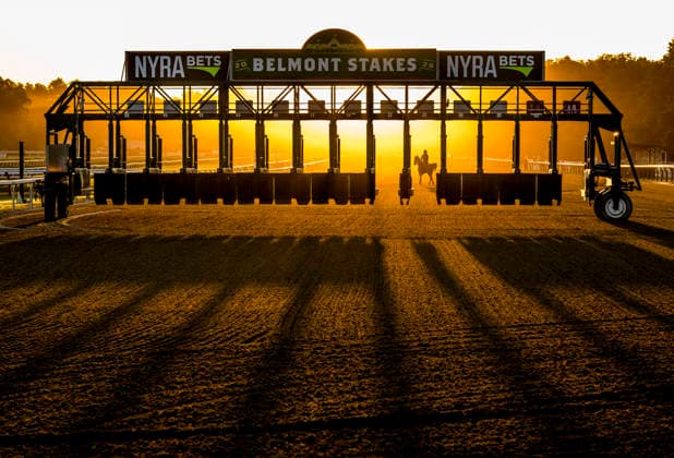 Sport Bilder des Tages June 4, 2026, Saratoga Springs, Ny, USA: A horse takes the track and sunrise as horses prepare for the final Belmont Stakes at Saratoga Racecourse in Saratoga Springs, New York on June 4, 2026. Eclipse Sportswire CSM Saratoga Springs USA - ZUMAcs17 20260604_faf_cs17_001 Copyright: xScottxSeriox