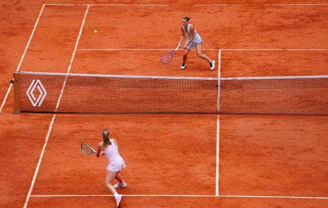 Mirra Andreeva with a passing shot against a wrong-footed Marta Kostyuk at 4-0 in the first set French Open Tennis, Day Twelve, Tennis, Roland Garros, Paris, France - 04 Jun 2026Paris Roland Garros France EDITORIAL USE ONLY No use with unauthorised audio, video, data, fixture lists, club league logos or live services. Online in-match use limited to 120 images, no video emulation. No use in betting, games or single club league player publications.  Copyright: xJavierxGarcia Shutterstockx 16906558k