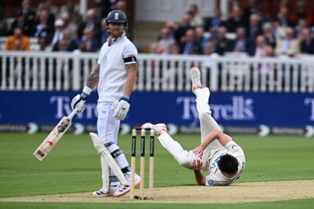 Sport Bilder des Tages England v New Zealand, International Test Match 2026 Will O Rourke of New Zealand tumbles over after bowling a delivery during the International Test Match 2026 match between England and New Zealand at Lord s Cricket Ground, St John s Wood, UK on 4 June 2026. St John s Wood Lord s Cricket Ground London UK Editorial use only , Copyright: xGrahamxHuntx PSI-24393-0100
