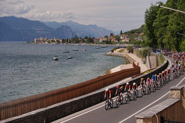 The pack rides during Stage 6 of the Giro d™Italia Women, from Ala to Brescello, Italy - Thursday June 4, 2026  Copyright: xMarcoxAlpozzi LaPressex