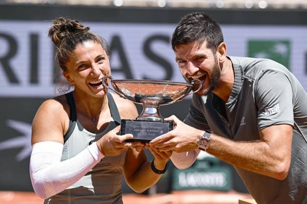Tennis: French Open Sara Errani (L) of Italy and compatriot Andrea Vavassori celebrate with the victor s trophy after beating Gabriela Dabrowski of Canada and Evan King of the United States in the mixed doubles final at the French Open tennis tournament in Paris on June 4, 2026.  A14AA0005617710P