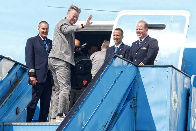 SCHIPHOL , 04-06-2026 , Oranje (The Dutch National Football Team) leaves from Amsterdam Schiphol Airport to the USA where it will be one of the 48 countries to play the World Cup 2026. Ronald Koeman on the stairway to¦. Oranje leaves from Amsterdam Schiphol  x204147156x Copyright: