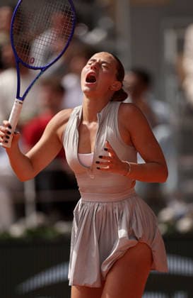 Sport Bilder des Tages Marta Kostyuk of Ukraine frustrated French Open Tennis, Day Twelve, Tennis, Roland Garros, Paris, France - 04 Jun 2026Paris Roland Garros France EDITORIAL USE ONLY No use with unauthorised audio, video, data, fixture lists, club league logos or live services. Online in-match use limited to 120 images, no video emulation. No use in betting, games or single club league player publications.  Copyright: xEllaxLing Shutterstockx 16906559l