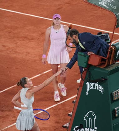 Marta Kostyuk and umpire Kader Nouni, hand shake, winner Mirra Andreeva in the background, Semi Final, Women s Singles Tennis French Open 2026 Roland Garros Paris France June 4, 2026 Copyright: xJuergenxHasenkopfx