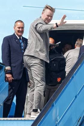 SCHIPHOL , 04-06-2026 , Oranje (The Dutch National Football Team) leaves from Amsterdam Schiphol Airport to the USA where it will be one of the 48 countries to play the World Cup 2026. Ronald Koeman on the stairway to¦. Oranje leaves from Amsterdam Schiphol  x204147210x Copyright: