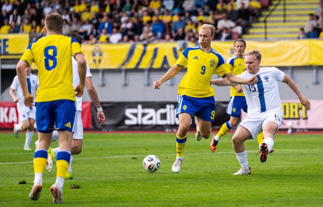 260604 Leo Östman of Sweden and Oskari Väistö of Finland during the under 21 international friendly football match between Sweden and Finland on June 4, 2026 in Kalmar Photo Suvad Mrkonjic BILDBYRAN COP 170 SM0468 fotboll football soccer fotball under 21 u21 sverige sweden finland bbeng  Copyright: SUVADxMRKONJIC BB260604SM027